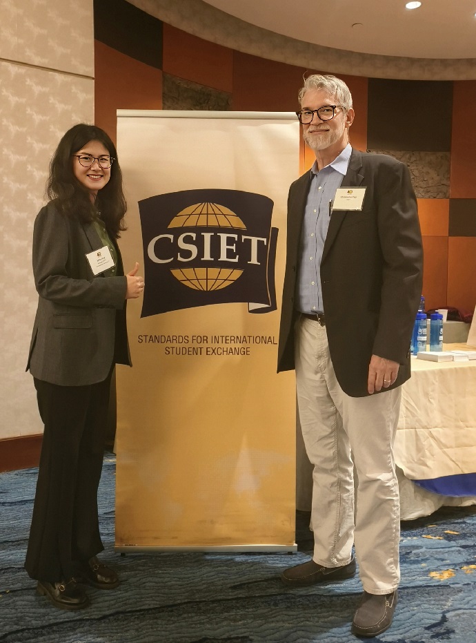 丁丁留學項目總監(jiān)Milly與CSIET執(zhí)行董事Chris Page合影1.jpg 丁丁留學項目總監(jiān)Milly與CSIET執(zhí)行董事Chris Page合影1.jpg